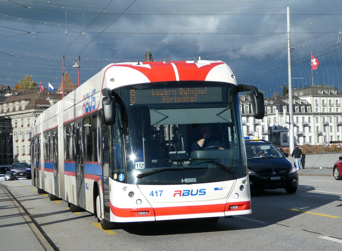 (256'881) - VBL Luzern - Nr. 417 - Hess/Hess Doppelgelenktrolleybus am 10. November 2023 in Luzern, Bahnhofbr�cke