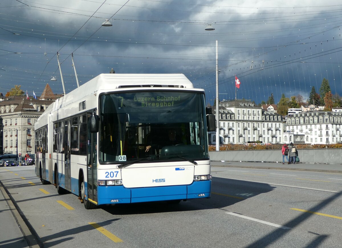 (256'882) - VBL Luzern - Nr. 207 - Hess/Hess Gelenktrolleybus am 10. November 2023 in Luzern, Bahnhofbr�cke