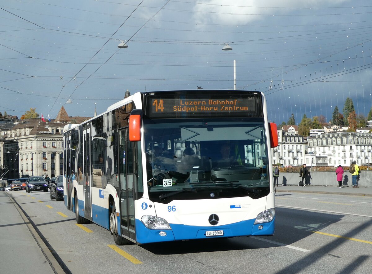 (256'883) - VBL Luzern - Nr. 96/LU 15'060 - Mercedes am 10. November 2023 in Luzern, Bahnhofbr�cke
