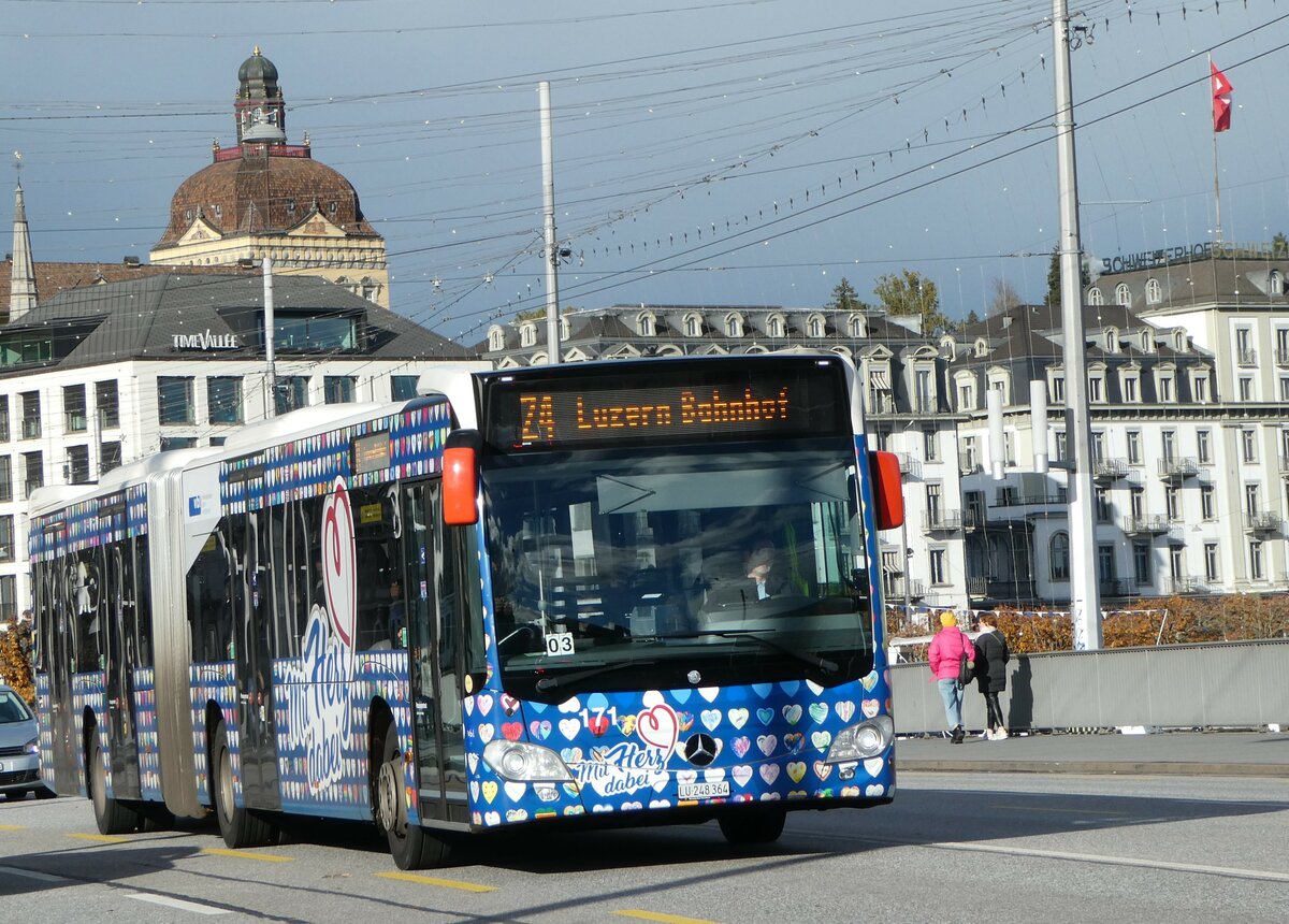 (256'887) - VBL Luzern - Nr. 171/LU 248'364 - Mercedes am 10. November 2023 in Luzern, Bahnhofbr�cke