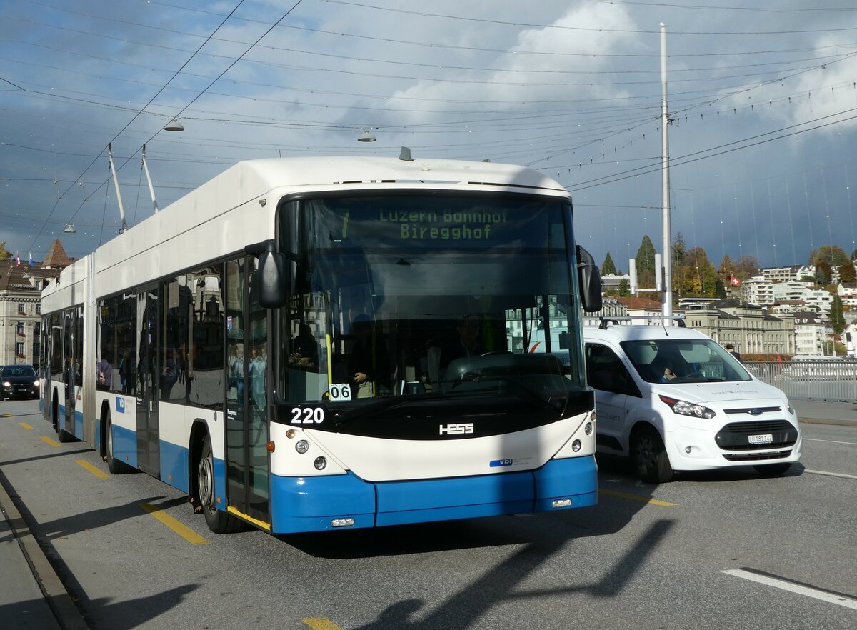(256'889) - VBL Luzern - Nr. 220 - Hess/Hess Gelenktrolleybus am 10. November 2023 in Luzern, Bahnhofbr�cke
