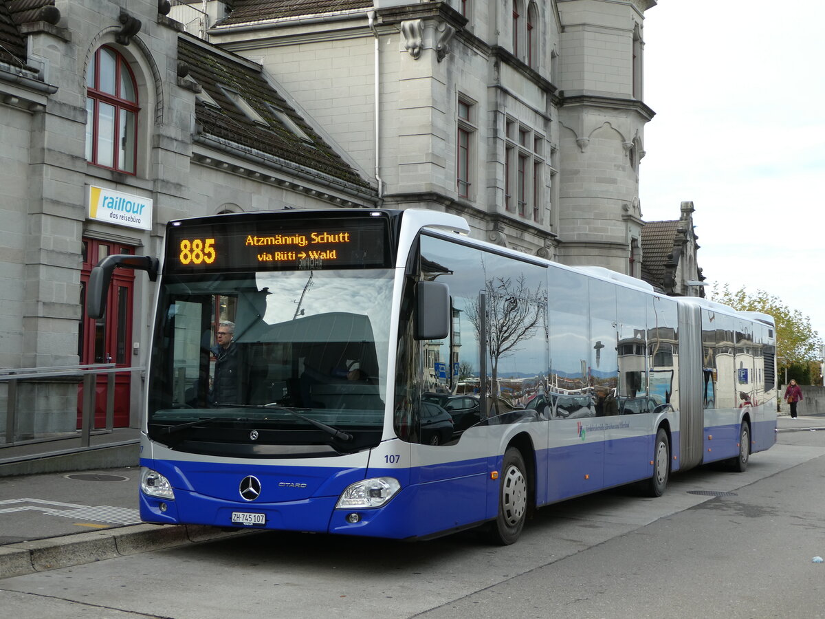 (257'058) - VZO Gr�ningen - Nr. 107/ZH 745'107 - Mercedes am 18. November 2023 beim Bahnhof Rapperswil