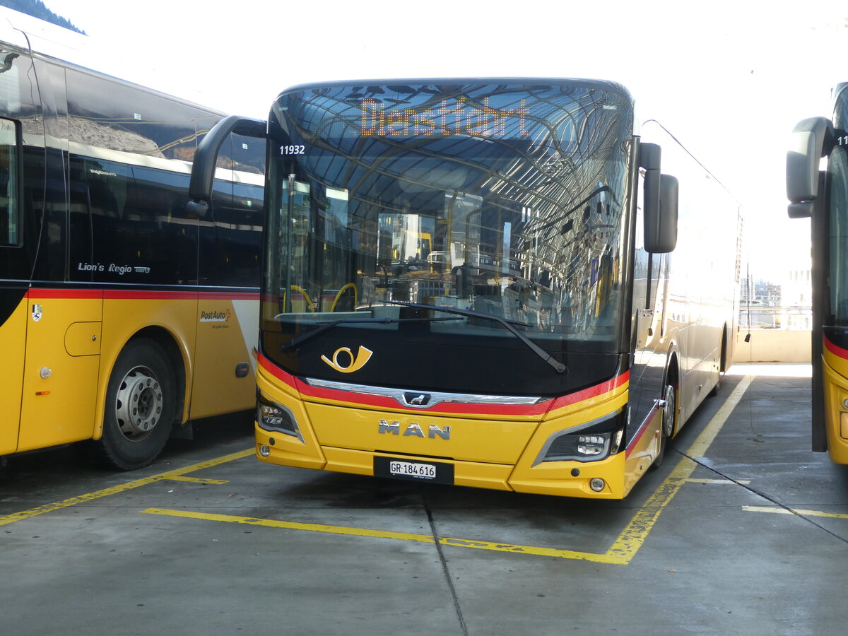 (257'194) - PostAuto Graub�nden - GR 184'616/PID 11'932 - MAN am 20. November 2023 in Chur, Postautostation