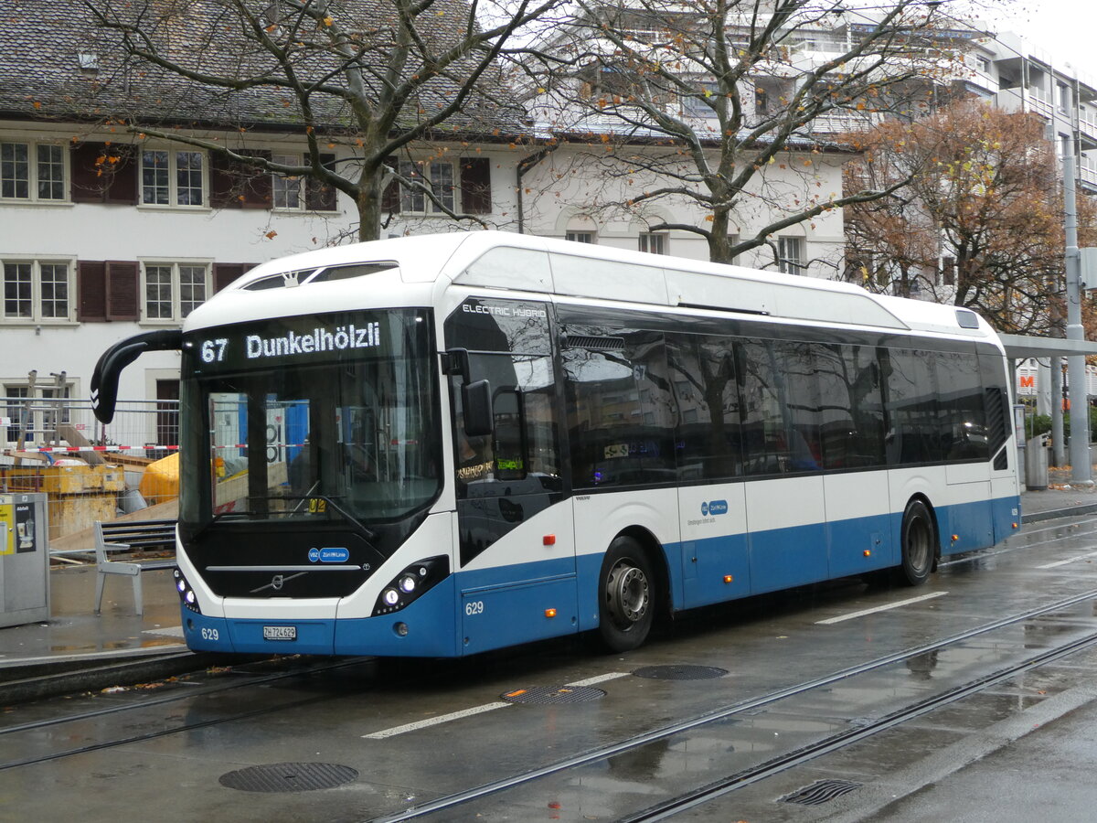 (257'214) - VBZ Z�rich - Nr. 629/ZH 724'629 - Volvo am 24. November 2023 in Z�rich, Schmiede Wiedikon