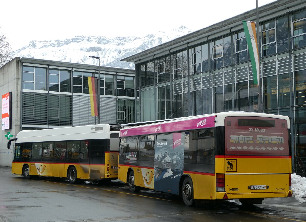 (257'412) - PostAuto Bern - BE 586'962/PID 10'298 - Lanz+Marti/Hess Personenanh�nger (ex BE 497'265; ex VBL Luzern Nr. 308) am 4. Dezember 2023 beim Bahnhof Interlaken Ost