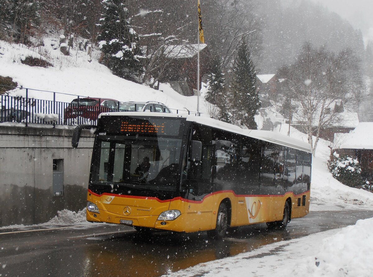 (257'460) - Fl�ck, Brienz - Nr. 4/BE 517'311/PID 10'858 - Mercedes am 5. Dezember 2023 in Reuti-Hasliberg, Dorf