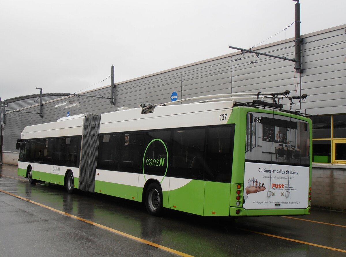 (257'527) - transN, La Chaux-de-Fonds - Nr. 137 - Hess/Hess Gelenktrolleybus (ex TN Neuch�tel Nr. 137) am 11. Dezember 2023 in Marin, D�p�t