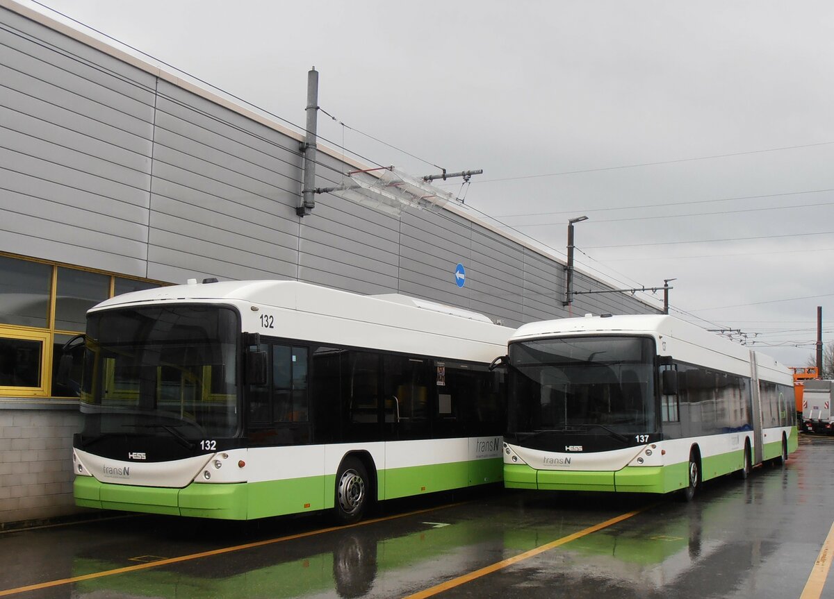 (257'529) - transN, La Chaux-de-Fonds - Nr. 132 - Hess/Hess Gelenktrolleybus (ex TN Neuch�tel Nr. 132) (Teilaufnahme) + Nr. 137 - Hess/Hess Gelenktrolleybus (ex TN Neuch�tel Nr. 137) am 11. Dezember 2023 in Marin, D�p�t