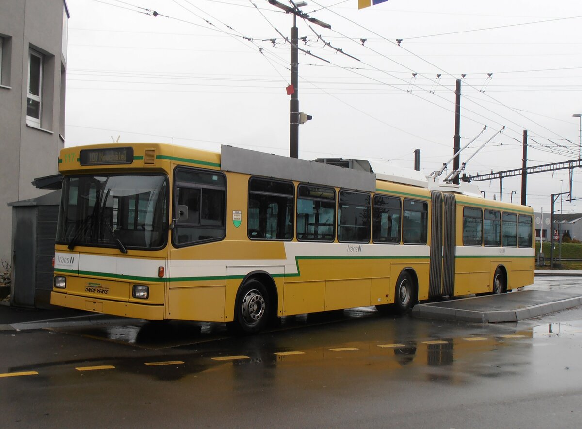 (257'535) - transN, La Chaux-de-Fonds - Nr. 117 - NAW/Hess Gelenktrolleybus (ex TN Neuch�tel Nr. 117) am 11. Dezember 2023 beim Bahnhof Marin-�pagnier