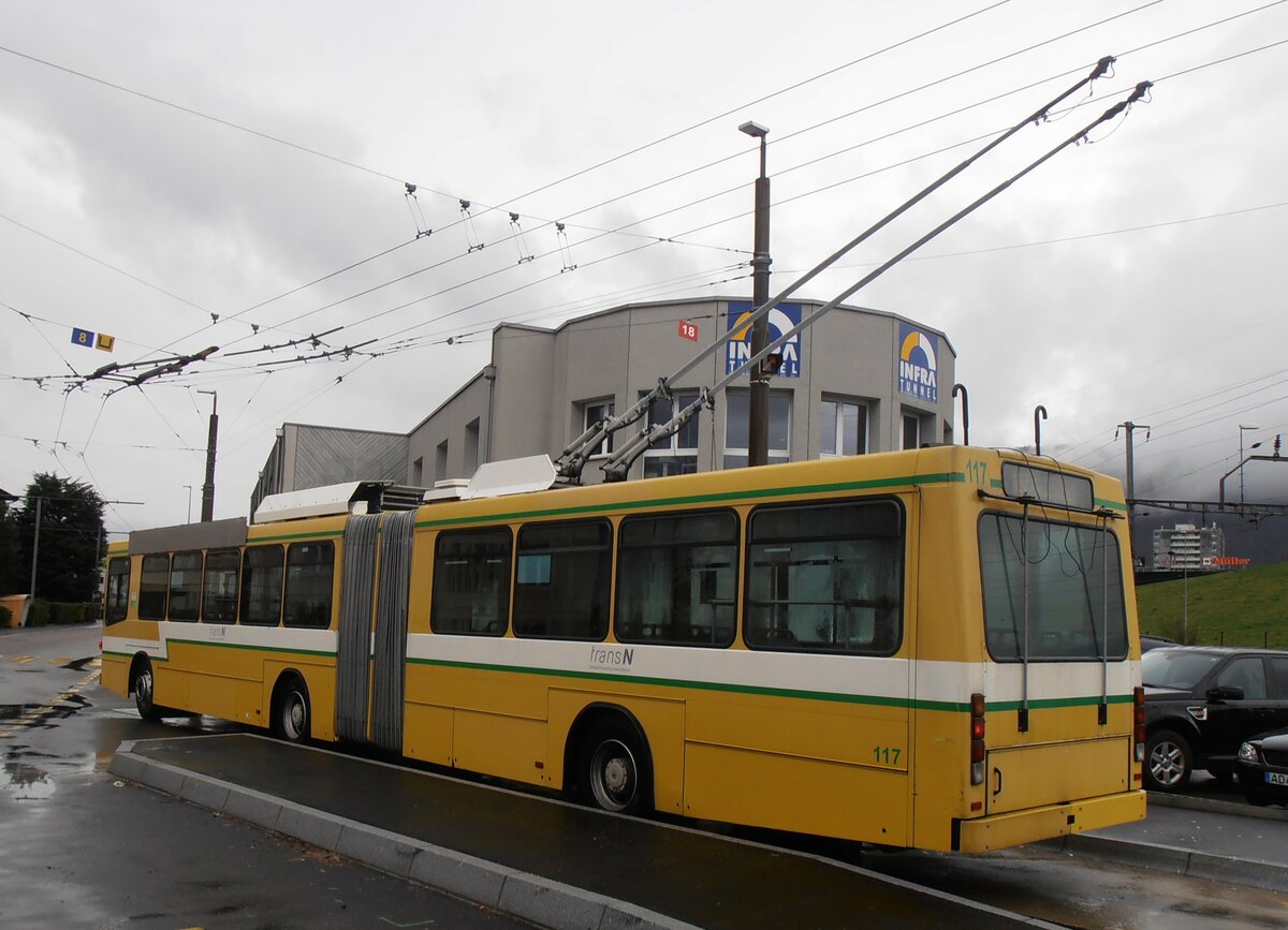 (257'537) - transN, La Chaux-deFonds - Nr. 117 - NAW/Hess Gelenktrolleybus (ex TN Neuch�tel Nr. 117) am 11. Dezember 2023 beim Bahnhof Marin-�pagnier