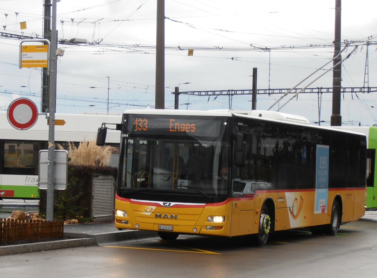 (257'538) - Funi-Car, Biel - Nr. 19/BE 610'619/PID 10'944 - MAN am 11. Dezember 2023 beim Bahnhof Marin-�pagnier
