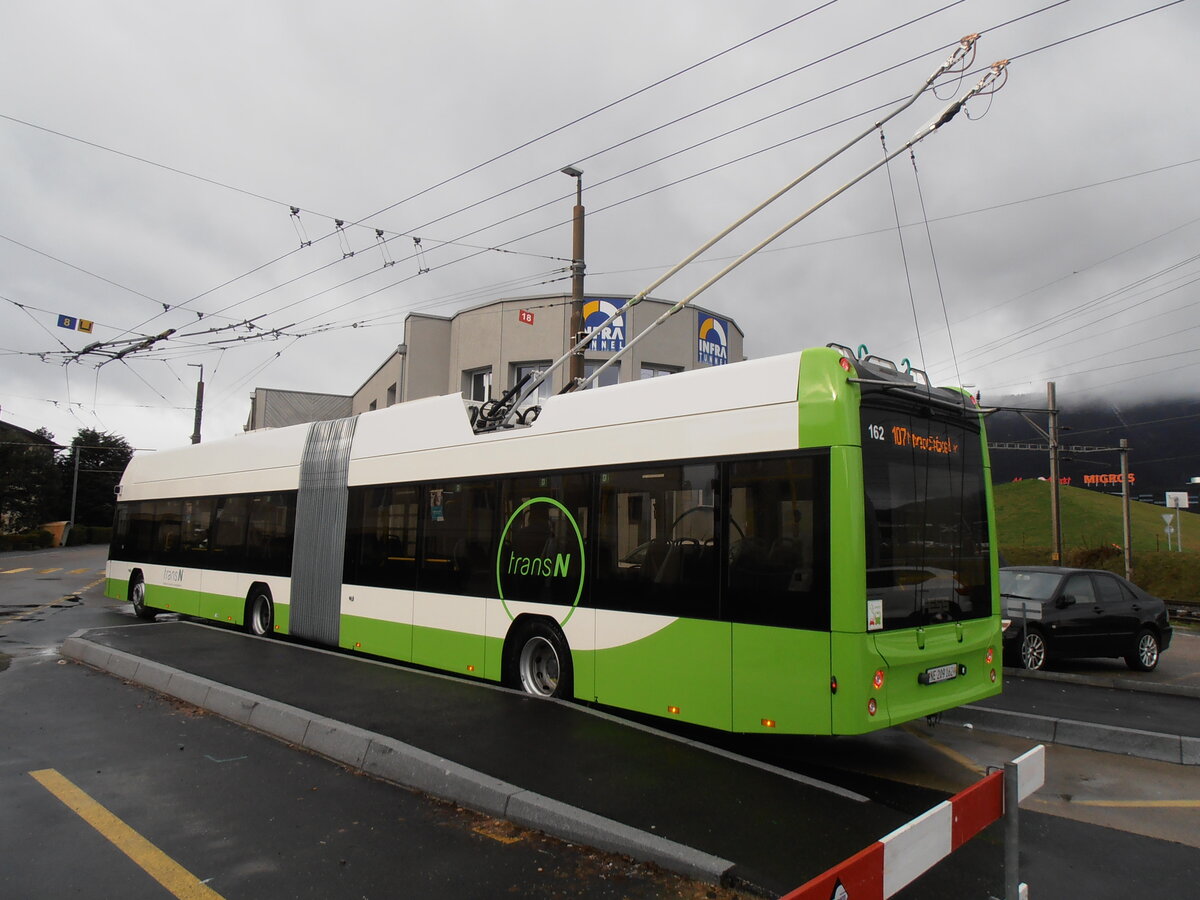 (257'546) - transN, La Chaux-de-Fonds - Nr. 162/NE 209'162 - Hess/Hess Gelenktrolleybus am 11. Dezember 2023 beim Bahnhof Marin-�pagnier