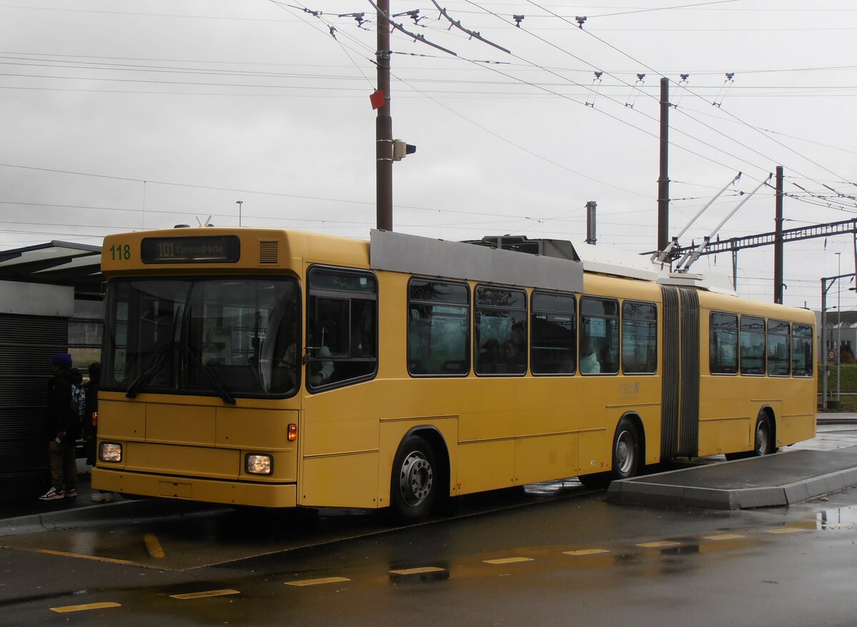 (257'548) - transN, La Chaux-de-Fonds - Nr. 118 - NAW/Hess Gelenktrolleybus (ex TN Neuch�tel Nr. 118) am 11. Dezember 2023 beim Bahnhof Marin-�pagnier