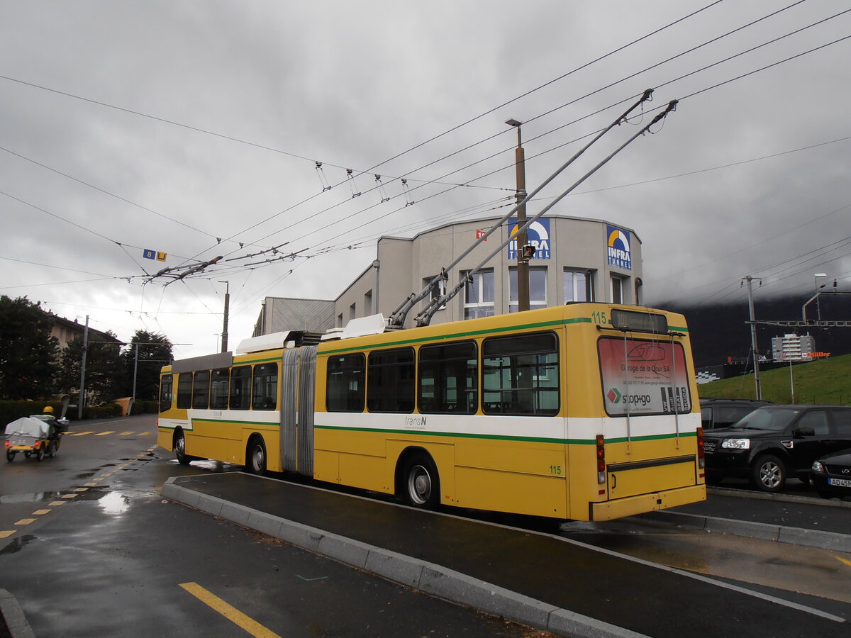 (257'550) - transN, La Chaux-de-Fonds - Nr. 115 - NAW/Hess Gelenktrolleybus (ex TN Neuch�tel Nr. 115) am 11. Dezember 2023 beim Bahnhof Marin-�pagnier