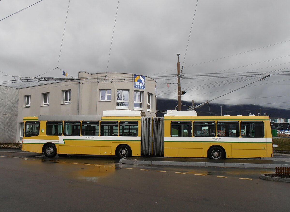 (257'551) - transN, La Chaux-de-Fonds - Nr. 115 - NAW/Hess Gelenktrolleybus (ex TN Neuch�tel Nr. 115) am 11. Dezember 2023 beim Bahnhof Marin-�pagnier