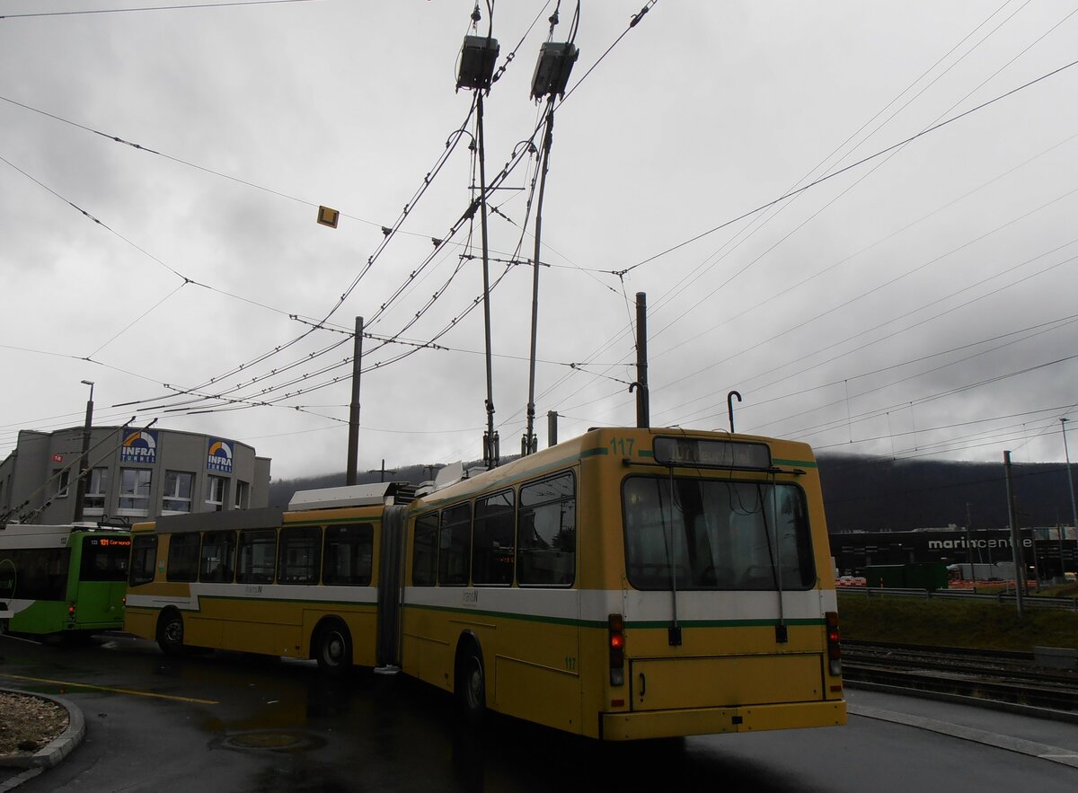 (257'566) - transN, La Chaux-de-Fonds - Nr. 117 - NAW/Hess Gelenktrolleybus (ex TN Neuch�tel Nr. 117) am 11. Dezember 2023 beim Bahnhof Marin-�pagnier