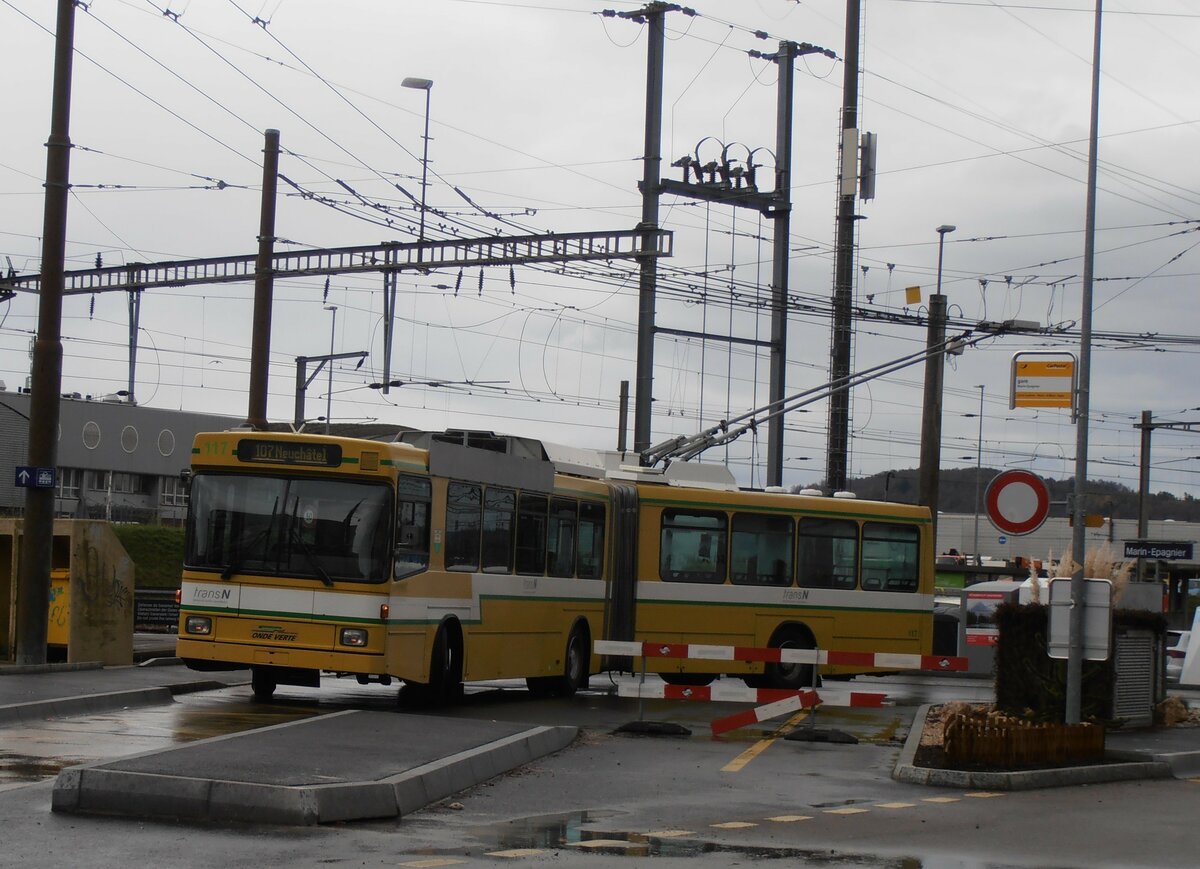 (257'567) - transN, La Chaux-de-Fonds - Nr. 117 - NAW/Hess Gelenktrolleybus (ex TN Neuch�tel Nr. 117) am 11. Dezember 2023 beim Bahnhof Marin-�pagnier