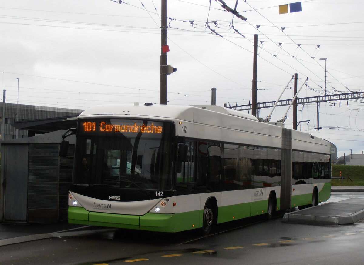 (257'568) - transN, La Chaux-de-Fonds - Nr. 142 - Hess/Hess Gelenktrolleybus (ex TN Neuch�tel Nr. 142) am 11. Dezember 2023 beim Bahnhof Marin-�pagnier