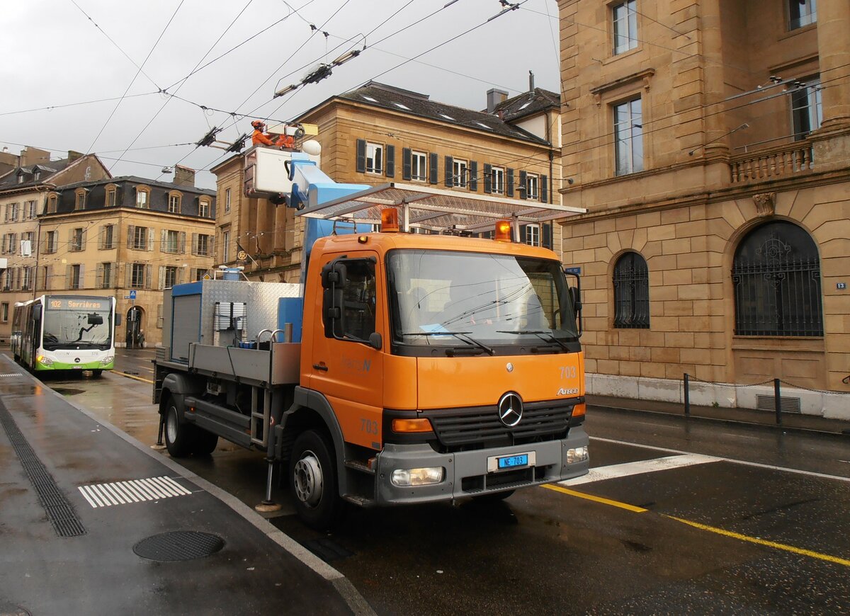 (257'580) - transN, La Chaux-de-Fonds - Nr. 703/NE 703 - Mercedes am 11. Dezember 2023 in Neuch�tel, Place Pury
