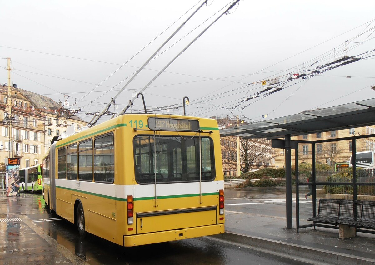 (257'585) - transN, La Chaux-de-Fonds - Nr. 119 - NAW/Hess Gelenktrolleybus (ex TN Neuch�tel Nr. 119) am 11. Dezember 2023 in Neuch�tel, Place Pury