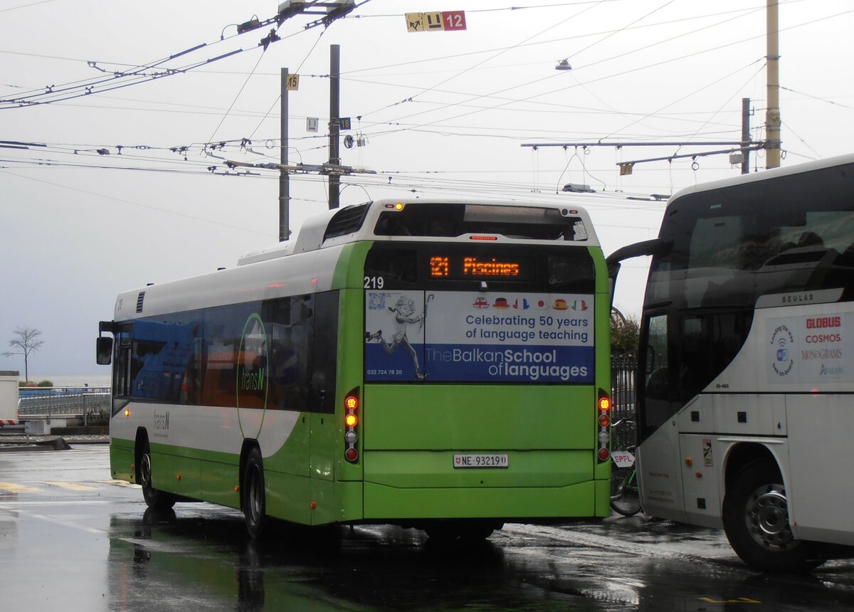 (257'587) - transN, La Chaux-de-Fonds - Nr. 219/NE 93'219 - Volvo (ex TN Neuch�tel Nr. 219) am 11. Dezember 2023 in Neuch�tel, Place Pury