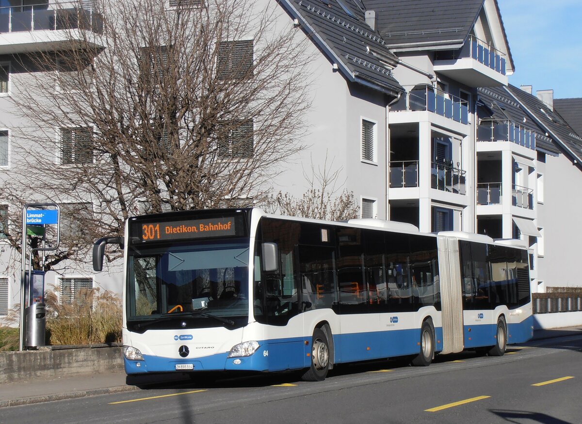 (257'721) - Limmat Bus, Dietikon - Nr. 64/ZH 898'864 - Mercedes am 19. Dezember 2023 in Fahrweid, Limmatbr�cke