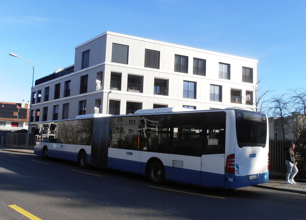 (257'723) - Limmat Bus, Dietikon - Nr. 32/ZH 738'032 - Mercedes am 19. Dezember 2023 in Fahrweid, Limmatbr�cke