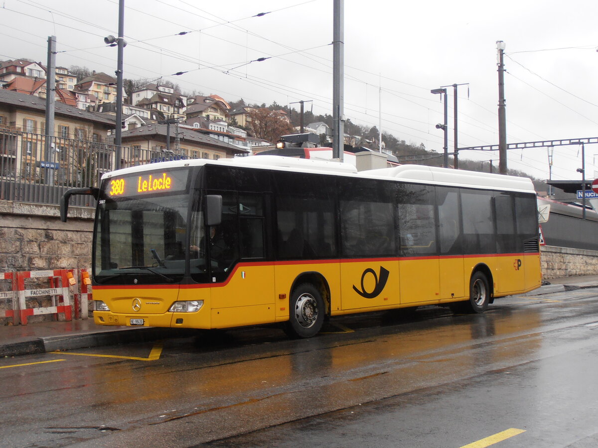 (257'747) - CarPostal Ouest - NE 98'430/PID 5661 - Mercedes am 21. Dezember 2023 beim Bahnhof Neuch�tel