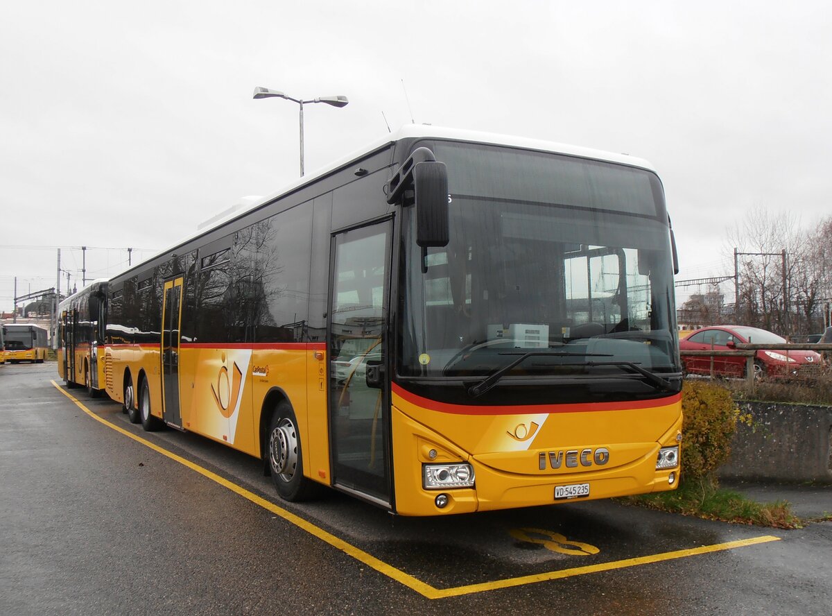 (257'770) - CarPostal Ouest - VD 545'235/PID 12'056 - Iveco (ex Ballestraz, Gr�ne; ex Vorf�hrfahrzeug Iveco France EY 361 WS) am 21. Dezember 2023 in Yverdon, Garage
