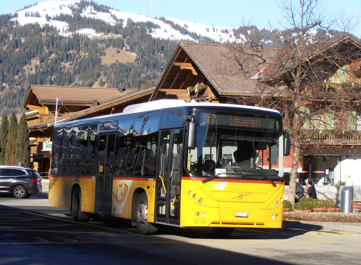 (257'921) - K�bli, Gstaad - BE 235'726/PID 10'535 - Volvo am 25. Dezember 2023 beim Bahnhof Gstaad