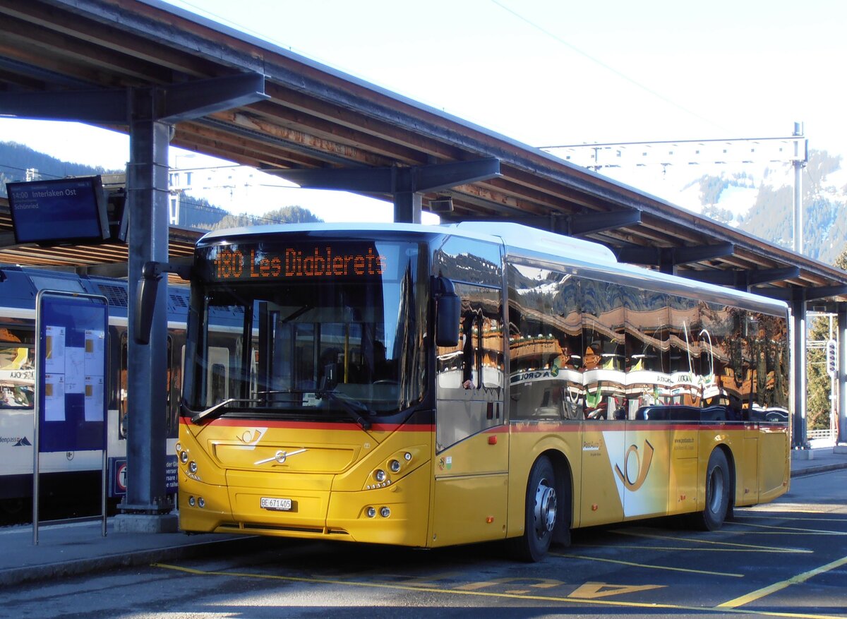 (257'935) - K�bli, Gstaad - BE 671'405/PID 11'459 - Volvo (ex BE 21'779) am 25. Dezember 2023 beim Bahnhof Gstaad