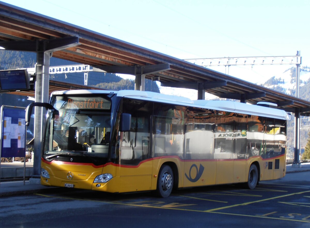 (257'939) - K�bli, Gstaad - BE 104'023/PID 12'071 - Mercedes am 25. Dezember 2023 beim Bahnhof Gstaad