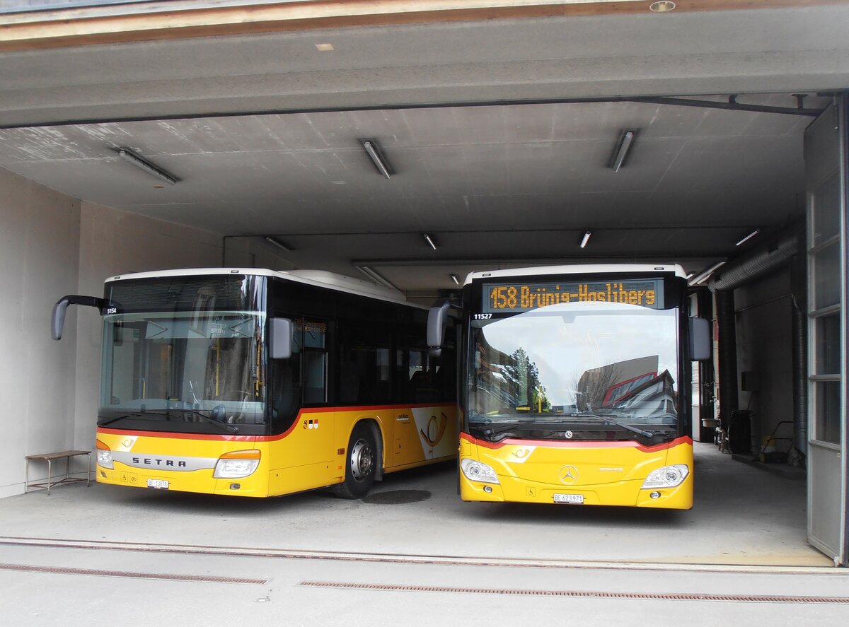 (257'965) - Fl�ck, Brienz - Nr. 0/BE 13'878/PID 5154 - Setra (Teilaufnahme) + Nr. 7/BE 623'971/PID 11'527 - Mercedes am 28. Dezember 2023 in Reuti-Hasliberg, Garage