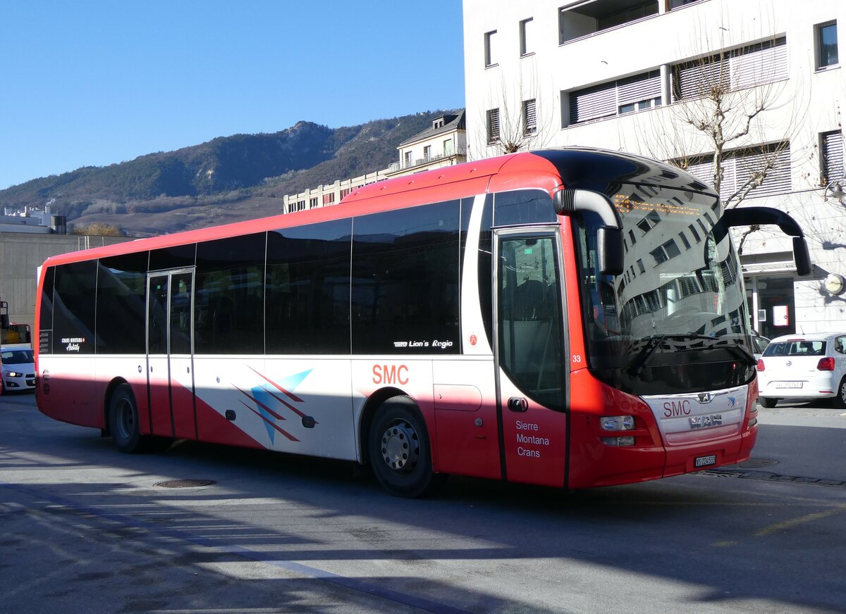 (258'628) - SMC Montana - Nr. 33/VS 224'533 - MAN am 11. Januar 2024 beim Bahnhof Sierre