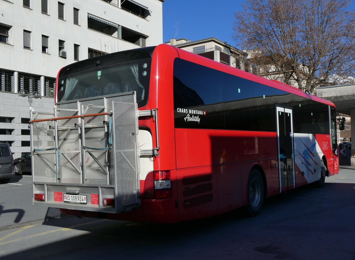 (258'630) - SMC Montana - Nr. 24/VS 108'924 - MAN am 11. Januar 2024 beim Bahnhof Sierre