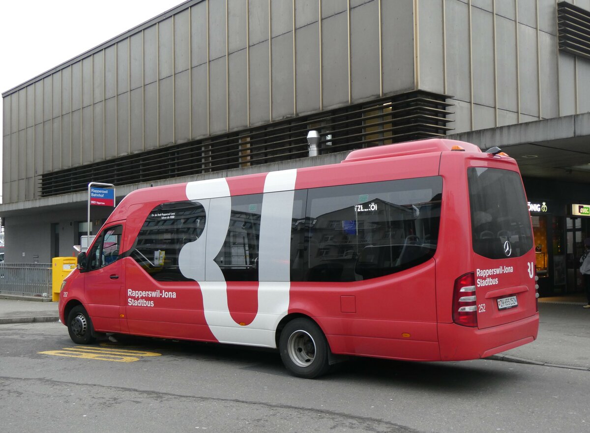 (258'681) - VZO Gr�ningen - Nr. 252/ZH 655'252 - Mercedes am 13. Januar 2024 beim Bahnhof Rapperswil