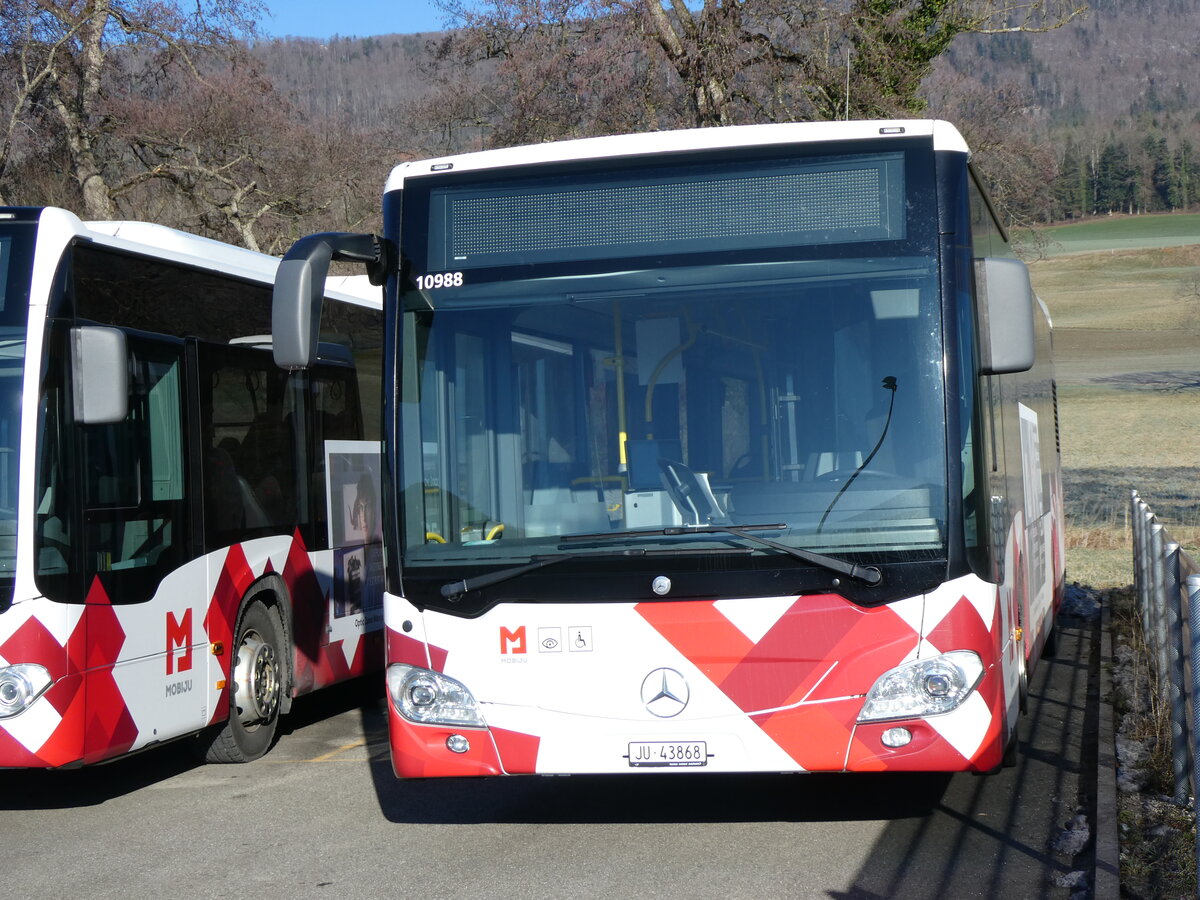 (258'765) - CarPostal Ouest - JU 43'868/PID 10'988 - Mercedes am 20. Januar 2024 in Develier, Parkplatz