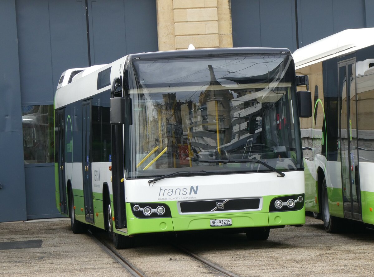 (258'923) - transN, La Chaux-de-Fonds - Nr. 215/NE 93'215 - Volvo (ex TN Neuch�tel Nr. 215) am 26. Januar 2024 in Neuch�tel, D�p�t