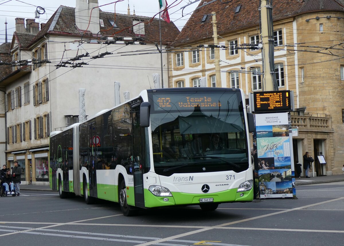 (258'928) - transN, La Chaux-de-Fonds - Nr. 371/NE 146'371 - Mercedes am 26. Januar 2024 in Neuch�tel, Place Pury