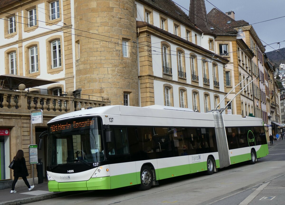 (258'931) - transN, La Chaux-de-Fonds - Nr. 137 - Hess/Hess Gelenktrolleybus (ex TN Neuch�tel Nr. 137) am 26. Januar 2024 in Neuch�tel, Place Pury