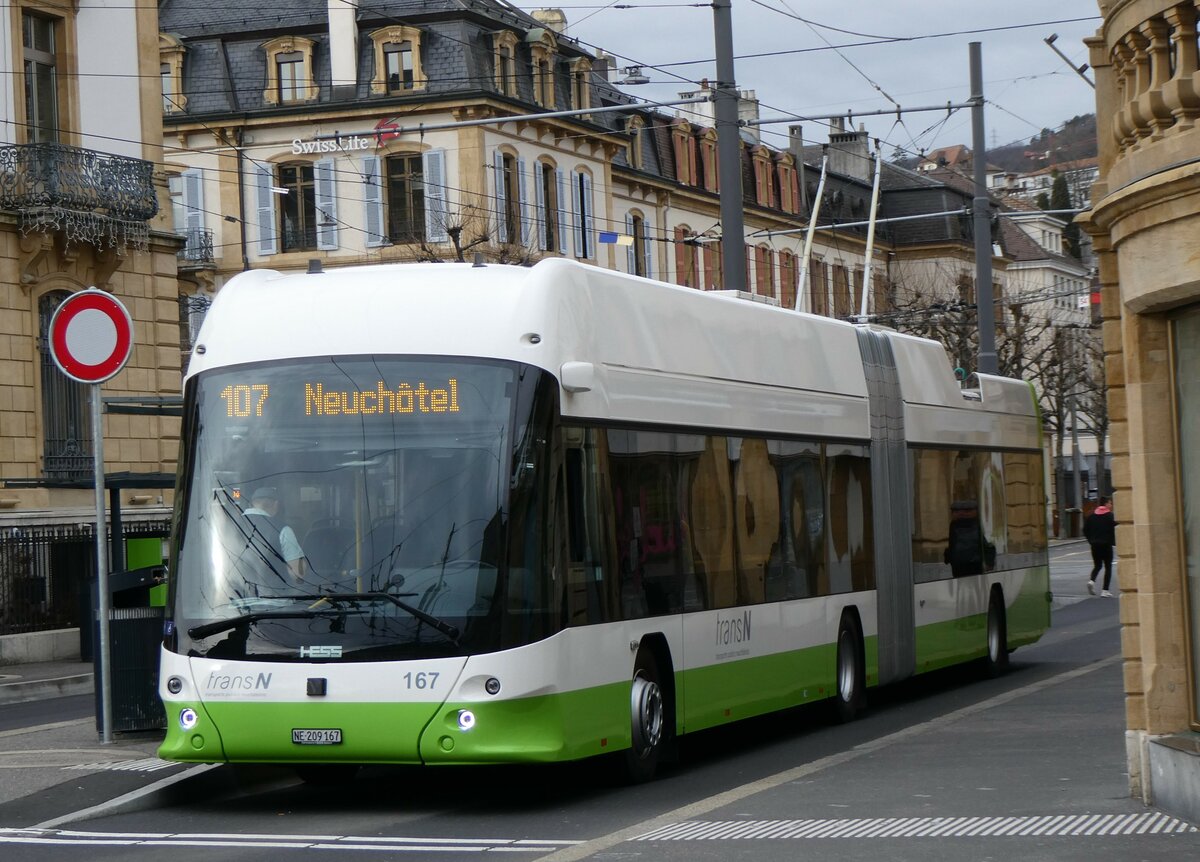 (258'933) - transN, La Chaux-de-Fonds - Nr. 167/NE 209'167 - Hess/Hess Gelenktrolleybus am 26. Januar 2024 in Neuch�tel, Place Pury