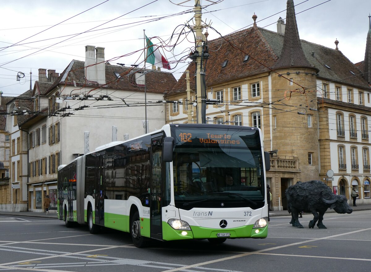 (258'936) - transN, La Chaux-de-Fonds - Nr. 372/NE 146'372 - Mercedes am 26. Januar 2024 in Neuch�tel, Place Pury