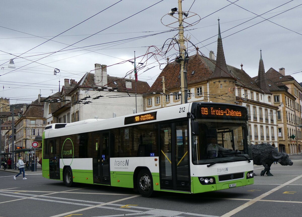 (258'940) - transN, La Chaux-de-Fonds - Nr. 212/NE 89'212 - Volvo (ex TN Neuch�tel Nr. 212) am 26. Januar 2024 in Neuch�tel, Place Pury