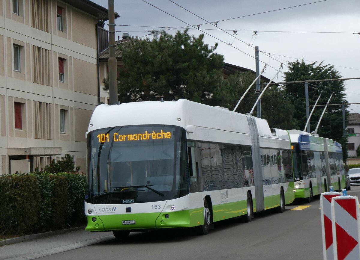 (258'945) - transN, La Chaux-de-Fonds - Nr. 163/NE 209'163 - Hess/Hess Gelenktrolleybus am 26. Januar 2024 beim Bahnhof Marin-�pagnier