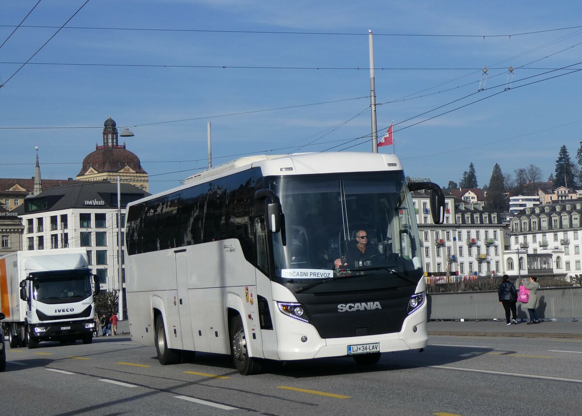 (259'164) - Aus Slowenien: ??? - LJ 34-LAV - Scania/Higer am 6. Februar 2024 in Luzern, Bahnhofbr�cke