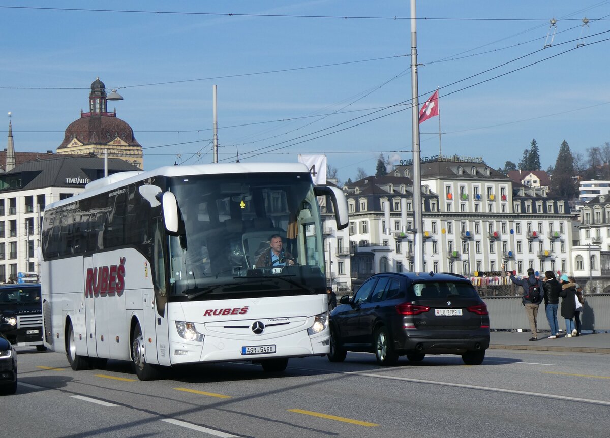 (259'168) - Aus Tschechien: Rubes, Risuty - 4SR 5466 - Mercedes am 6. Februar 2024 in Luzern, Bahnhofbr�cke