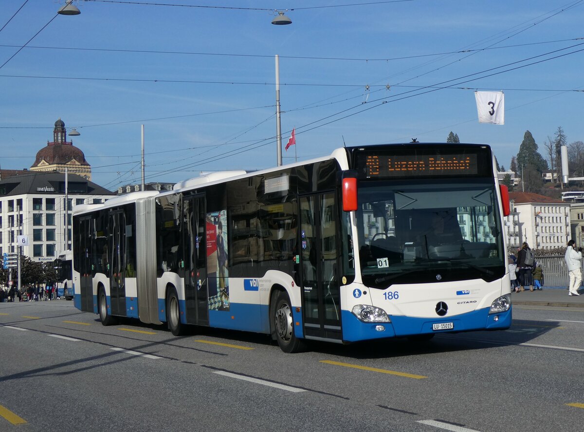 (259'177) - VBL Luzern - Nr. 186/LU 15'015 - Mercedes am 6. Februar 2024 in Luzern, Bahnhofbr�cke