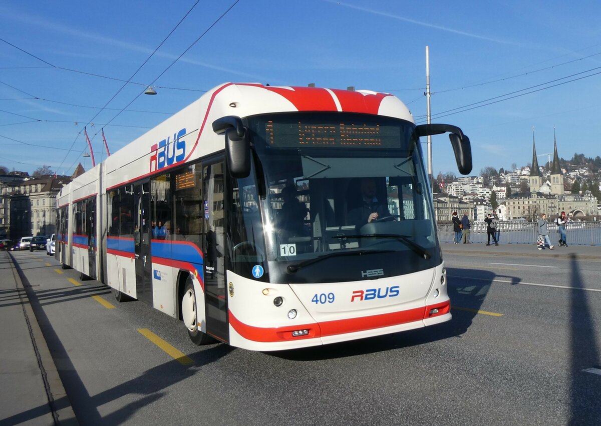 (259'198) - VBL Luzern - Nr. 409 - Hess/Hess Doppelgelenktrolleybus am 6. Februar 2024 in Luzern, Bahnhofbr�cke
