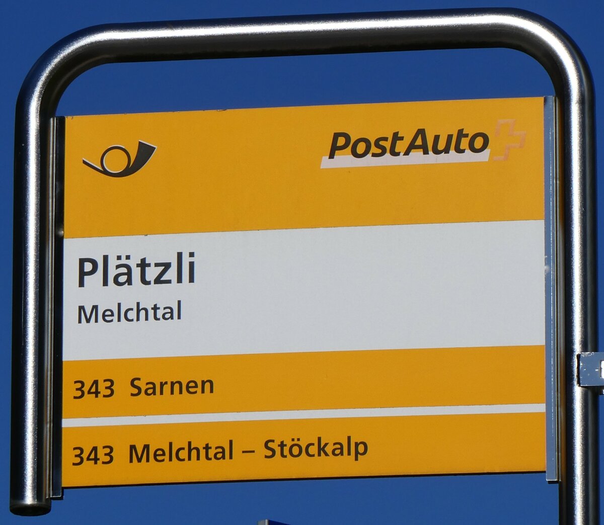 (259'314) - PostAuto-Haltestellenschild - Melchtal, Pl�tzli - am 13. Februar 2024