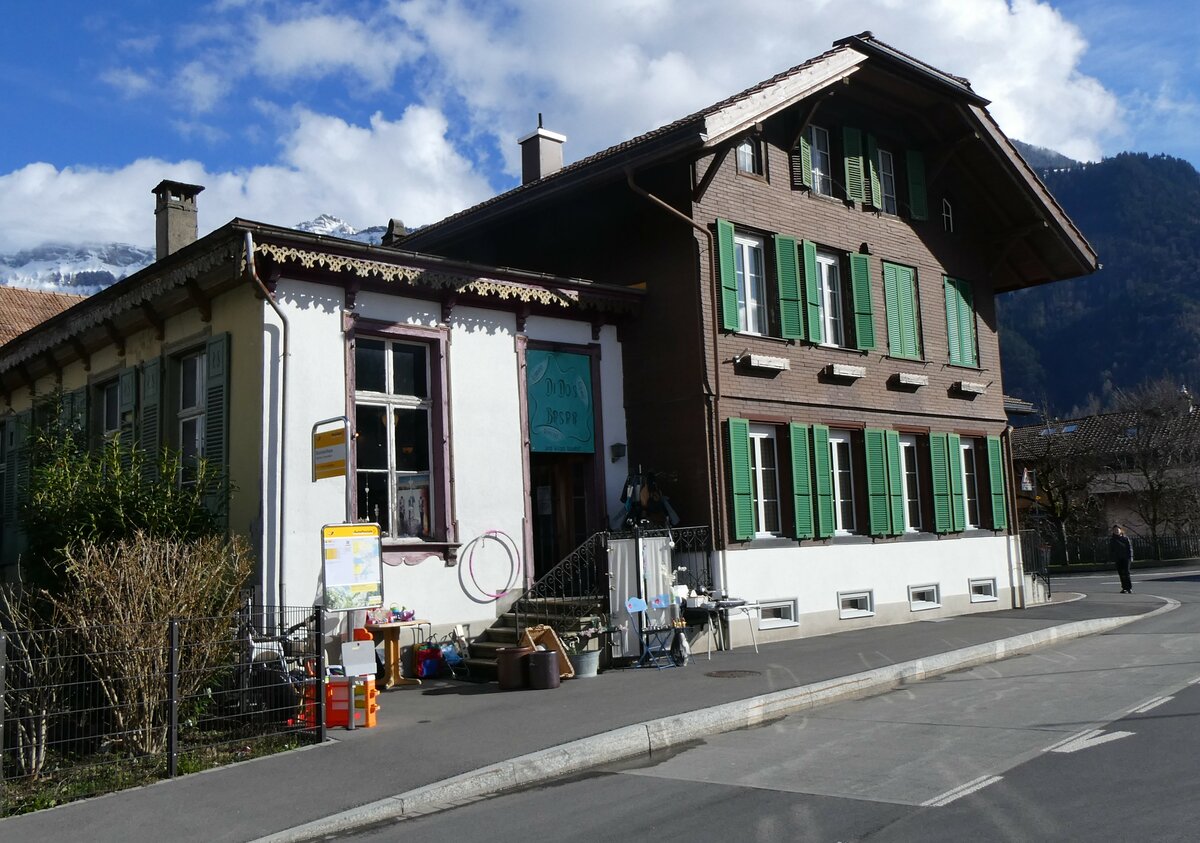 (259'504) - PostAuto-Haltestelle am 20. Februar 2024 in Matten, Brunnenhaus
